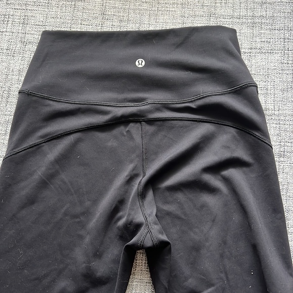 LIKE NEW Lululemon Black Cropper Leggings Size 6 - Picture 2 of 3